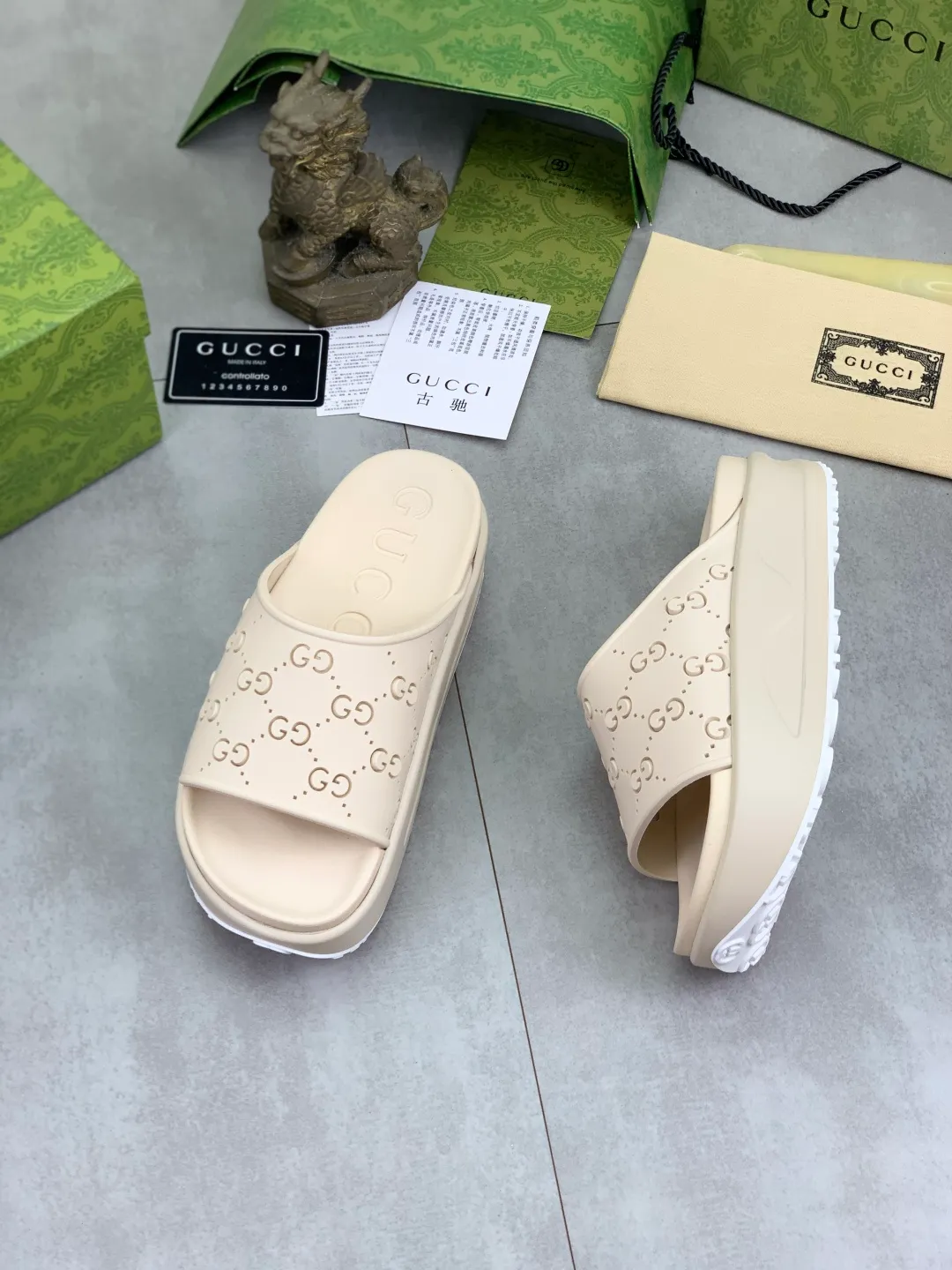 Men's Men's Shoes 💰P300💰[New Style] High Version 🎁🎁🎁 GUCCI New Year of the Snake casual slippers, original official website, perfect workmanship, transmitting a kind of noble luxury, sublimating its definition of luxury in Gucci's high-end extraordinary craftsmanship. Original Gucci double G combination outsole, code number: 35-46, complete package